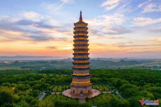 Bái Đính Ninh Bình: hành trình lên bảo tháp cao 100m