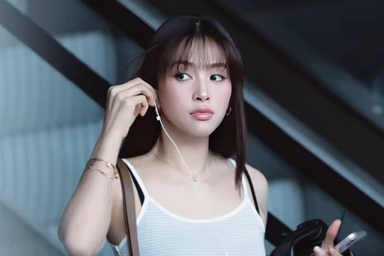 Hoa hậu Tiểu Vy gây chú ý với trào lưu chụp ảnh 'trạm tỷ'