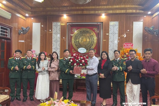 Báo và PTTH Nghệ An chúc mừng Lữ đoàn xe tăng 215 nhân kỷ niệm ngày thành lập Quân đội nhân dân Việt Nam