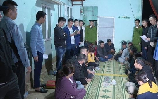 Bắt giữ 15 đối tượng đang xóc đĩa trong sới bạc quy mô lớn