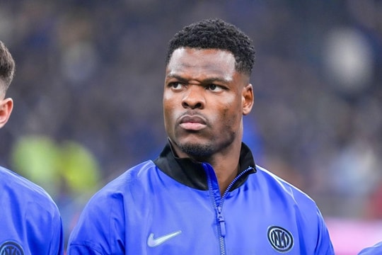 Man Utd lên kế hoạch chuyển nhượng: Nhắm Dumfries, tương lai Mainoo bất định