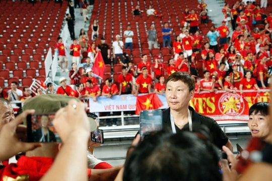 HLV Kim Sang Sik xúc động sau HCV SEA Games 33 của U22 Việt Nam