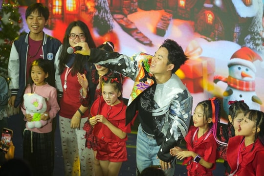 Ca sỹ Tùng Dương cùng Quỹ Chạm Yêu Thương mang Giáng sinh đến với bệnh nhi