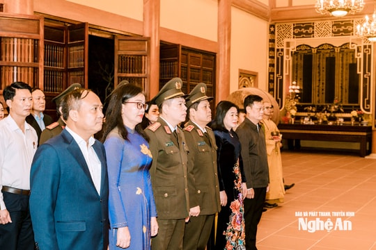 Thiếu tướng Nguyễn Hồng Nguyên dự Lễ hoàn thổ, dâng hương tri ân các anh hùng liệt sĩ tại xã Yên Thành