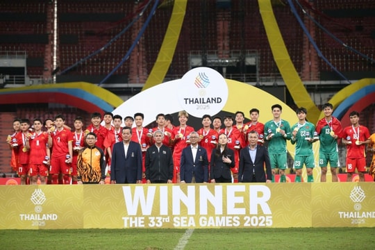 HLV Kim Sang-sik: 'Bố mẹ tôi đã tắt tivi khi Việt Nam bị dẫn 0-2'