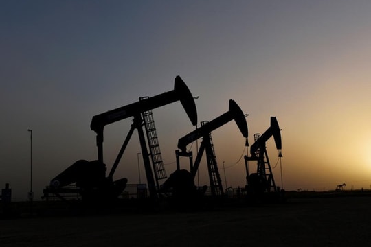 Giá dầu thế giới tiếp tục tăng do lo ngại gián đoạn nguồn cung