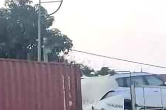 Tông vào đuôi xe đầu kéo, tài xế mắc kẹt trong cabin