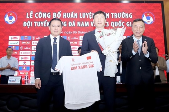 HLV Kim Sang-sik gia hạn hợp đồng đến 2027 sau cú ăn ba lịch sử