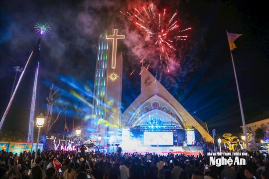 Hàng vạn người dân xứ Nghệ đổ về các giáo đường đón mừng Giáng sinh an lành