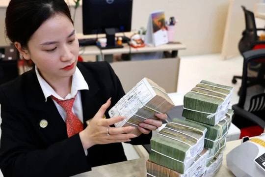 Lãi suất tiết kiệm nửa cuối tháng 12/2025 tăng nóng, chạm mốc 8,3%/năm