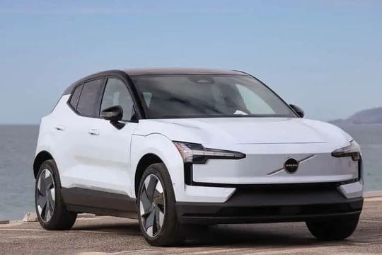 Volvo EX30 2026: Chiến lược mới với bản giá rẻ và Cross Country