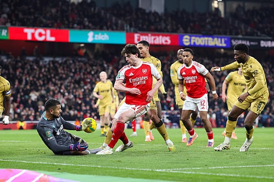 Người hùng Walter Benitez khiến Arsenal toát mồ hôi ở EFL Cup