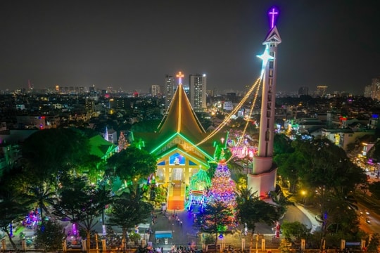 TPHCM mùa Giáng sinh: dạo bước giữa những nhà thờ rực sáng