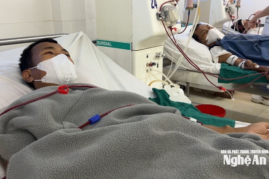 Chồng và bố chồng suy thận, vợ nghèo bất lực nhìn con thơ bạo bệnh