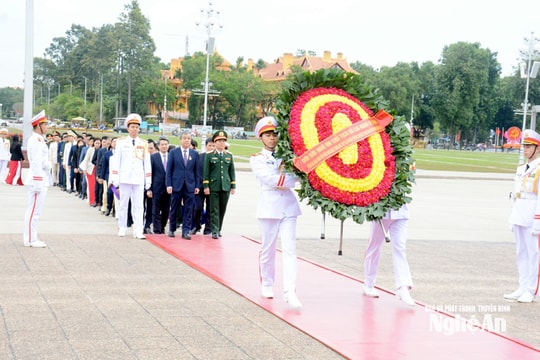 Lễ báo công dâng Bác của điển hình tiêu biểu toàn quốc trong học tập và làm theo tư tưởng, đạo đức phong cách Hồ Chí Minh năm 2025
