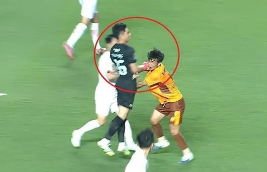 Văn Phong đấm đối thủ, Viettel đánh rơi chiến thắng phút 85