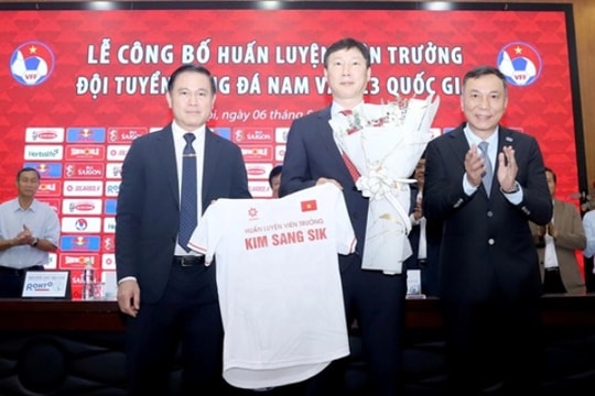 Việt Nam giữ chân HLV Kim Sang-sik đến 2027, CĐV Thái Lan lo ngại