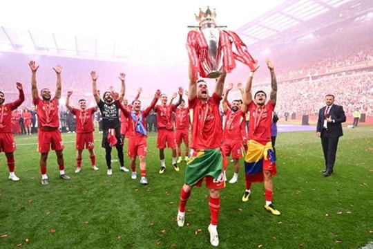 Liverpool từ nhà vua Ngoại hạng Anh đến khủng hoảng dưới thời Arne Slot