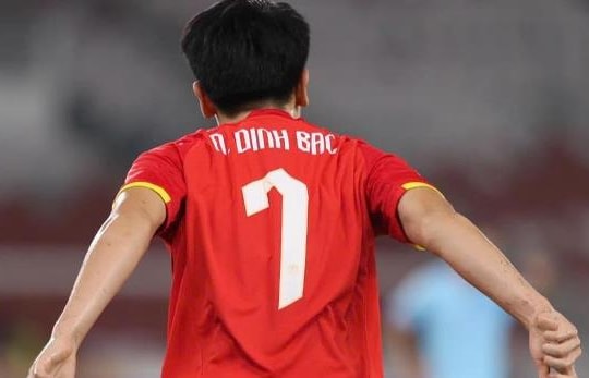 Tin bóng đá VN 26/12: Đình Bắc lỡ Quả bóng vàng, HLV Mai Đức Chung ở lại