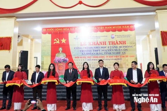 Đồng chí Phan Đình Trạc cắt băng khánh thành công trình nhà học 3 tầng tại Trường THPT Nguyễn Xuân Ôn