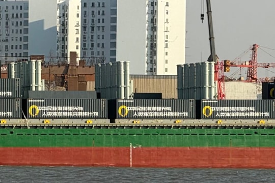 Trung Quốc hoán cải tàu container ZHONG DA 79 thành tàu kho vũ khí