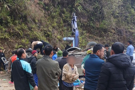 Nguyên nhân xe khách chở đoàn thiện nguyện lật ngửa, 9 người tử vong