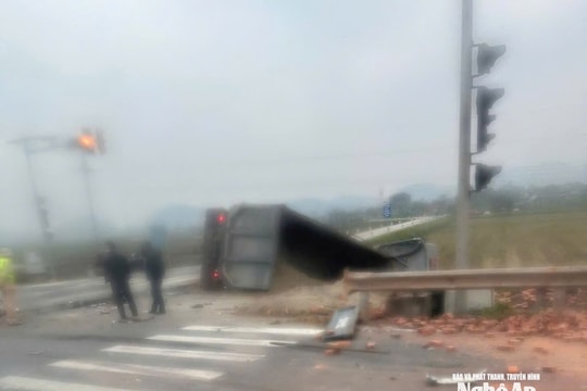 Xe đầu kéo lật xuống ruộng sau va chạm với xe tải trên đường N5