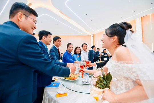Những khoảnh khắc ấn tượng tại lễ cưới tập thể của công nhân ở Nghệ An