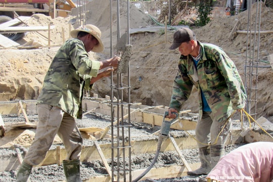 Mỏi mắt tìm... thợ xây