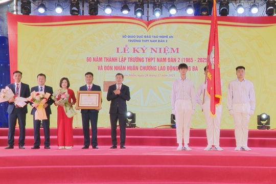 Trường THPT Nam Đàn 2 kỷ niệm 60 năm thành lập và đón nhận Huân chương Lao động hạng Ba