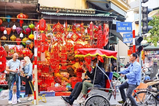 Phố Hàng Mã: Trải nghiệm sắc đỏ Tết sớm giữa lòng Hà Nội