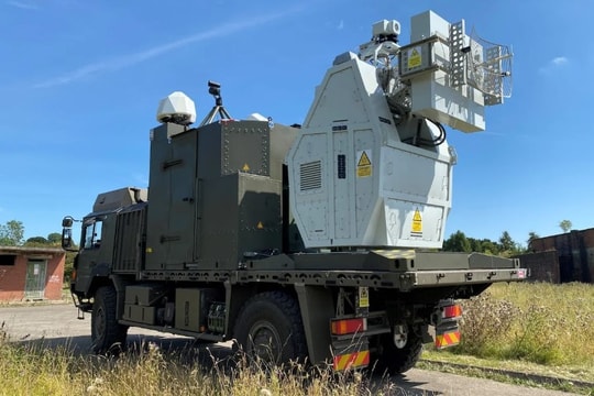 Anh thử nghiệm vũ khí sóng vô tuyến RF-DEW chống UAV bầy đàn