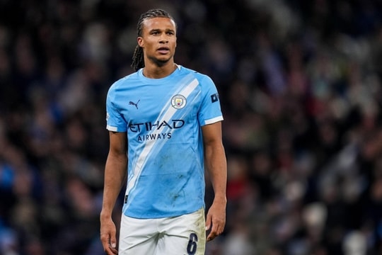Pep Guardiola sẵn sàng giúp Barcelona chiêu mộ Nathan Ake
