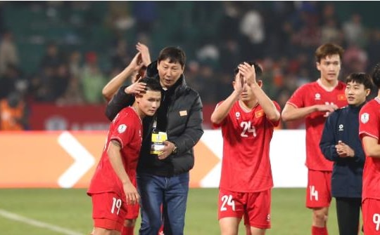 HLV Kim Sang-sik chọn Quang Hải cho Quả bóng vàng 2025