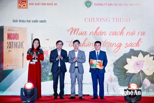 Giới thiệu 2 cuốn sách 'Người xứ Nghệ' và 'Dáng hình Pơ Mu' tại Trường THPT Dân tộc Nội trú số 2