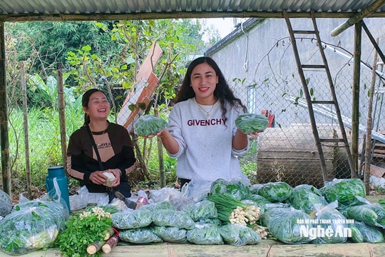 Từ gian hàng tạm đến lối ra cho nông sản ở bản Mon