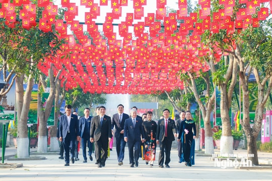 Phó Chủ tịch Thường trực Quốc hội Đỗ Văn Chiến dâng hoa, dâng hương tại Khu Di tích Kim Liên