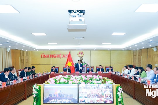 Chủ tịch UBND tỉnh Nghệ An Võ Trọng Hải chủ trì họp thường kỳ cuối năm 2025, trực tuyến với 130 xã, phường