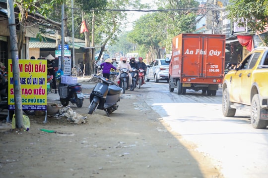 Đường Phượng Hoàng Trung Đô nhếch nhác do thi công kéo dài