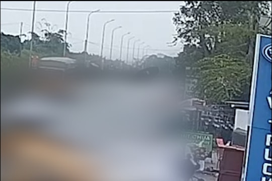 Khoảnh khắc máy xúc đâm thẳng vào xe máy, tài xế bị hất văng trên quốc lộ