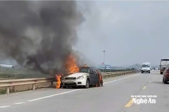 Xe ô tô bốc cháy trên đường N5