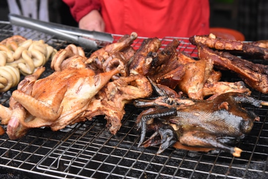 Đặc sắc sản vật địa phương Việt - Lào ở chợ biên giới Nậm Cắn