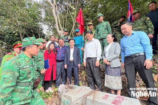 Tuần tra song phương tại mốc giới Việt - Lào trước Tết Dương lịch