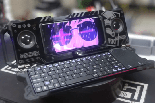 Modder biến smartphone thành máy tính Cyberdeck hầm hố