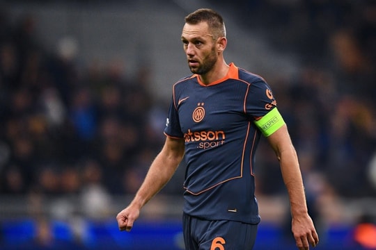 Barca nhắm 4 trung vệ để giải cứu hàng thủ tan hoang