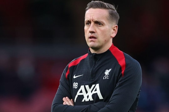 Liverpool sa thải HLV Aaron Briggs vì lỗ hổng bóng chết