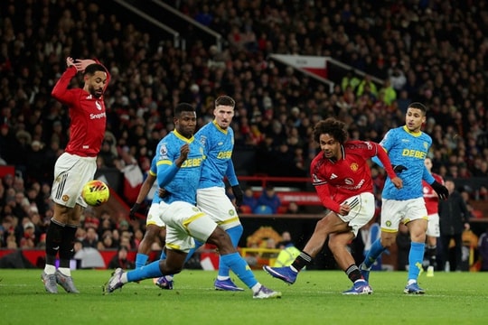 VAR lấy đi chiến thắng của MU ở trận cuối năm 2025; Chiến thắng của Pogba khiến dư luận dậy sóng