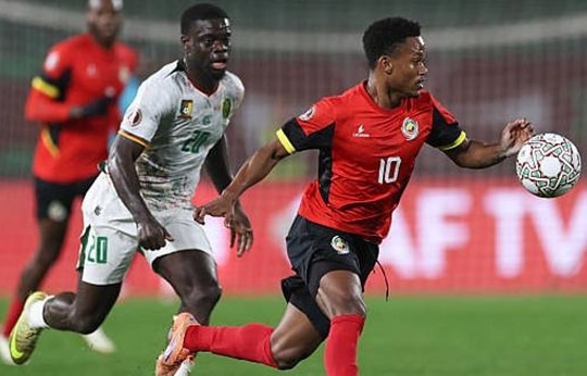Christian Kofane lập siêu phẩm giúp Cameroon thắng ngược Mozambique 2-1
