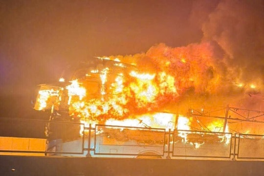 Cháy xe khách trên cao tốc đoạn qua Nghệ An