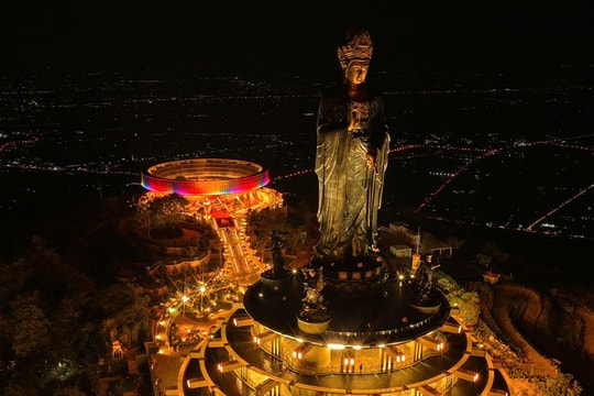 Núi Bà Đen: Chiêm bái tôn tượng Đức Phật dát vàng 24k ẩn mình trong lòng thác nước